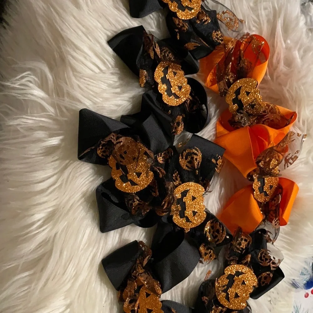 Bundle of 8 Halloween‎ bows!